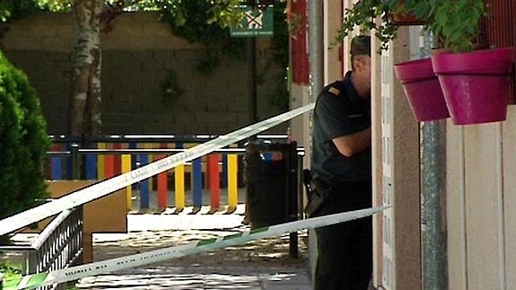 Un policía en la entrada del domicilio. 