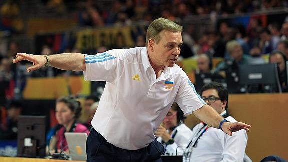 Mike Fratello dirige a su equipo. 