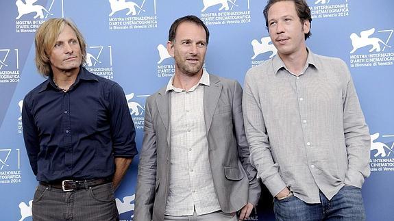 Viggo Mortensen, David Oelhoffen y Reda Kateb, el equipo de 'Loin des hommes'. / Efe