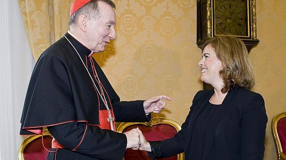 Soraya Sáenz de Santamaría se reúne en el Vaticano con el cardenal Pietro Parolin.