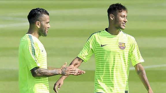 Alves, junto a Neymar en la sesión preparatoria de este martes. 