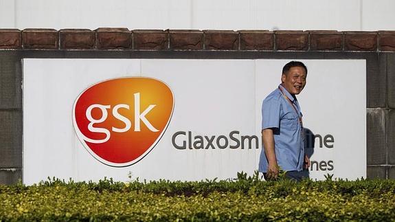 Cartel de GlaxoSmithKline (GSK) en el exterior de la fábrica de GSK en Shanghái. 