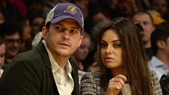 El actor Ashton Kutcher y su prometida, la actriz Mila Kunis. 