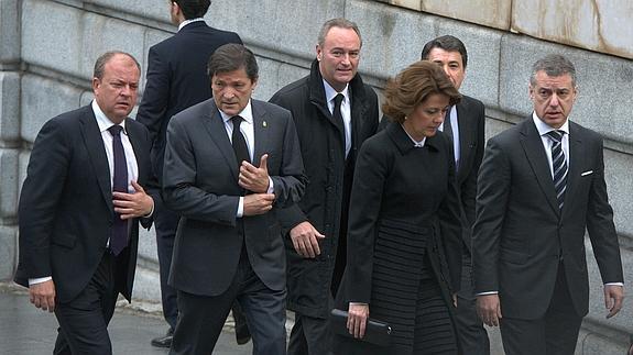 Los presidentes autonómicos José Antonio Monago (Extremadura), Javier Fernández (Asturias), Alberto Fabra (Valencia), Ignacio Fernández (Madrid), Yolanda Barcina (Navarra) e Iñigo Urkullo (País Vasco). 