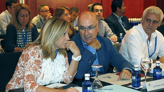 El líder de Unió Democrática de Catalunya (UDC), Josep Antoni Duran Lleida (c), conversa con la vicepresidenta del Govern, Joana Ortega, durante el Consell Nacional. 