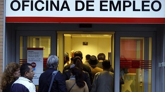 Cola ante una oficina de Empleo de Madrid.