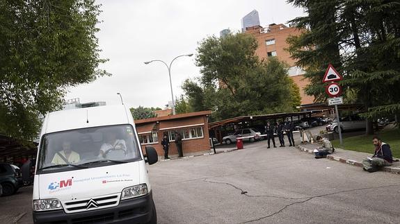 Agentes de la Policía Nacional a las puertas del Hospital Carlos III de Madrid 
