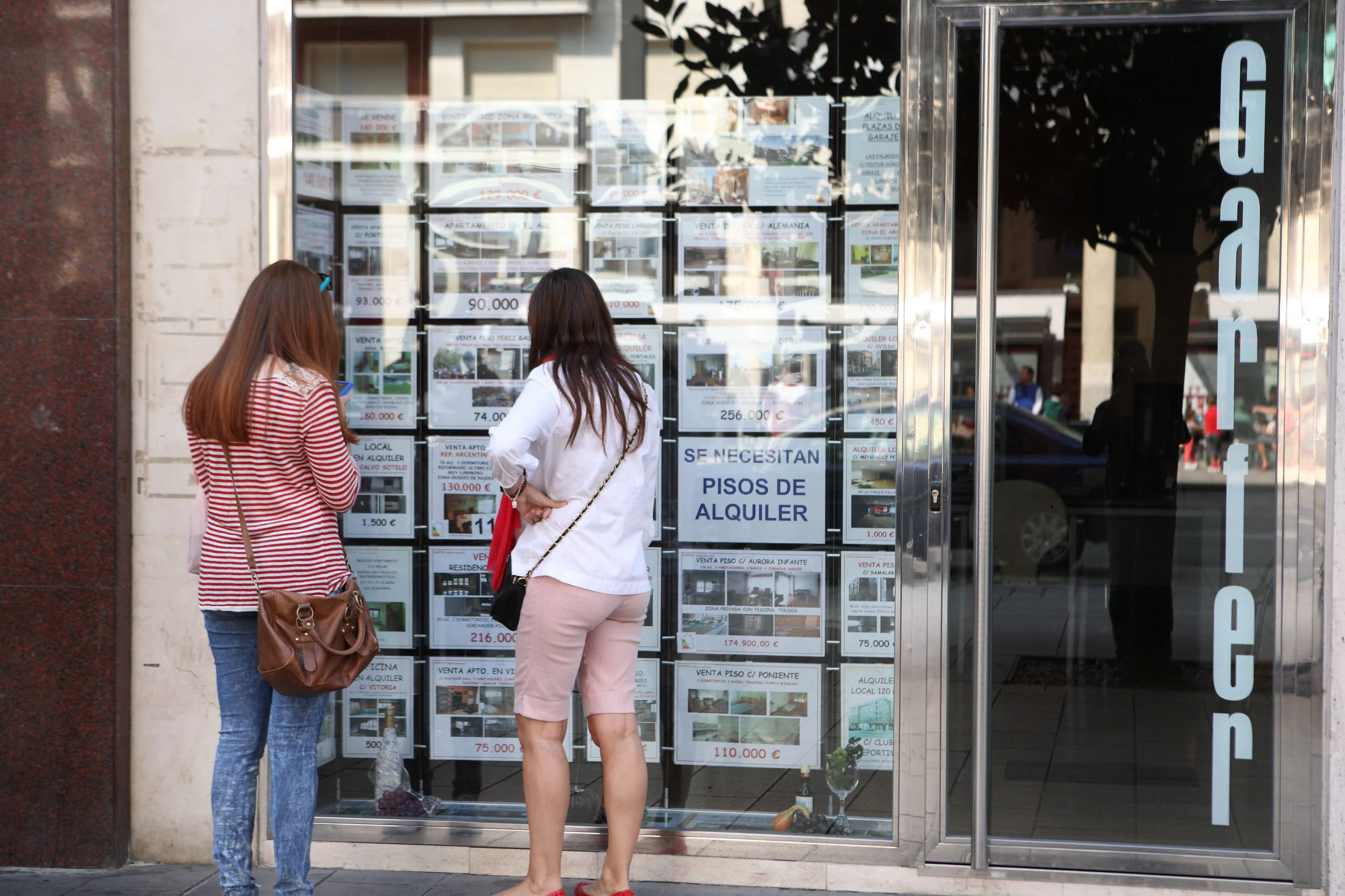 La compraventa de viviendas repuntó casi un 14% en agosto