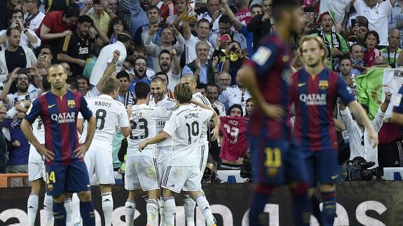 Los jugadores del Madrid celebran el tercer gol. 