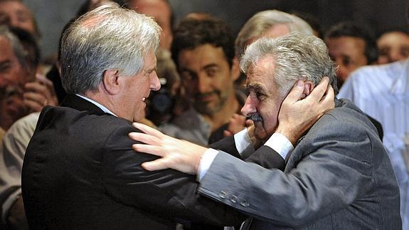 Tabaré Vázquez y José Mújica durante el trapaso de la presidencia, en Montevideo en 2009 