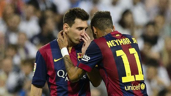 Messi habla con Neymar durante el clásico