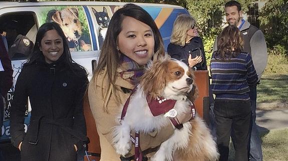 La enfermera Nina Pham, con Bentley.