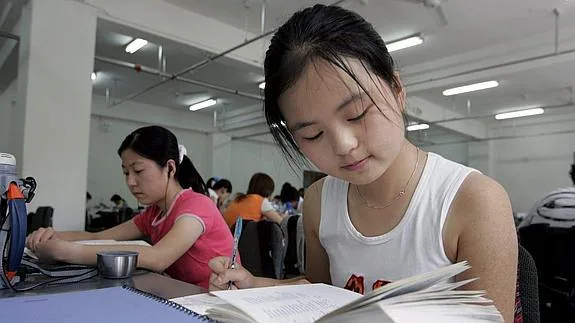 Estudiantes de la Universidad de Lengua y Cultura de Pekín, estudiando en el campus. Efe