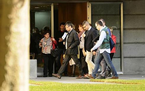 Agentes de la Unidad Central Operativa (UCO) de la Guardia Civil en la sede de la Diputación Provincial de Sevilla. 