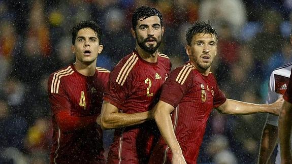 Bartra (i), Albiol (c) y Camacho.  