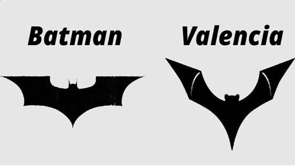 El nuevo logo del Valencia y el de Batman (i). 