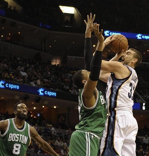 Marc Gasol lanza el balón por encima de Jared Sullinger. 