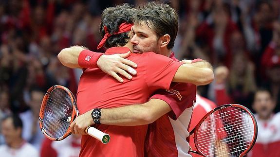 Roger Federer y Stanislas Wawrinka celebran la victoria. 