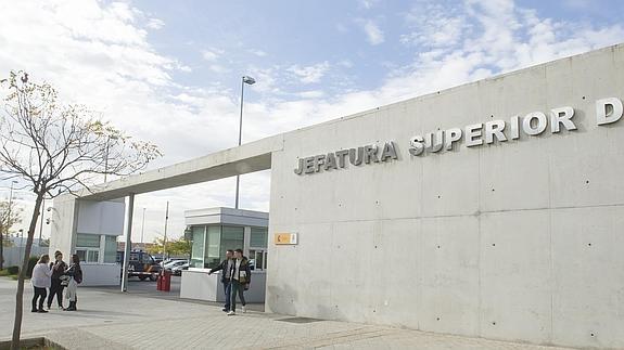 Puerta de la Jefatura Superior de Policía de Andalucía Oriental en Granada. 