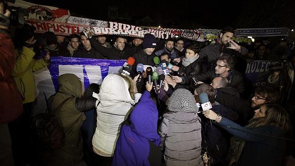 Un miembro de los Riazor Blues lee un comunicado. 