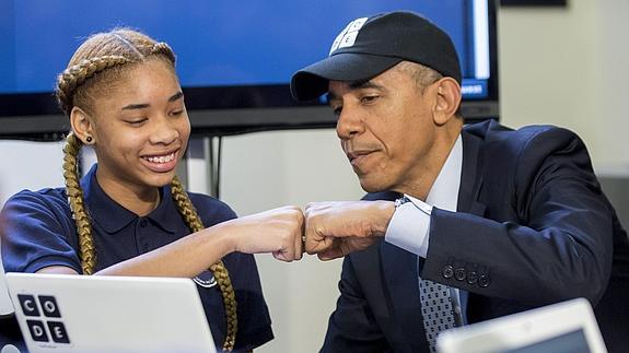 Barack Obama, con una estudiante. 