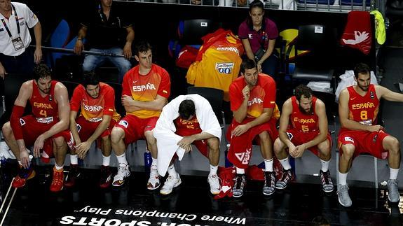 Los jugadores de la selección, tran incrédulos ante la derrota frente a Francia. 