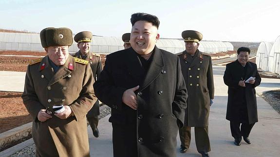 El líder norcoreano, Kim Jong-un (centro), durante su visita a unos invernaderos. 