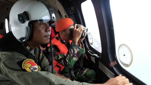 Búsqueda de los restos del avión de AirAsia. 