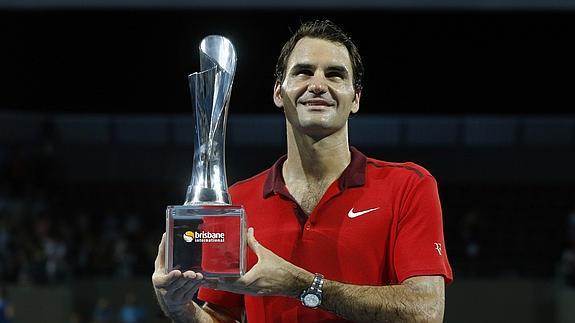 Roger Federer sostiene el trofeo del torneo.