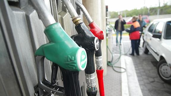 Varios surtidores en una gasolinera.