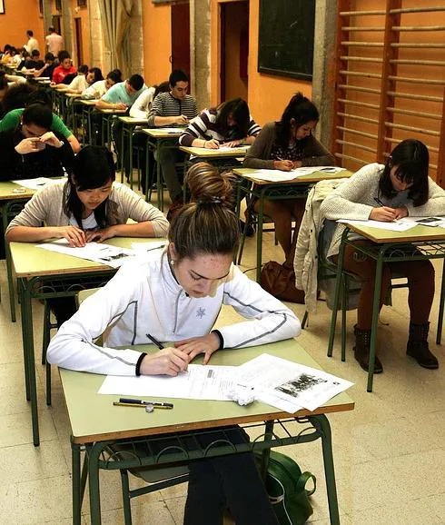 Estudiantes haciendo un examen. 