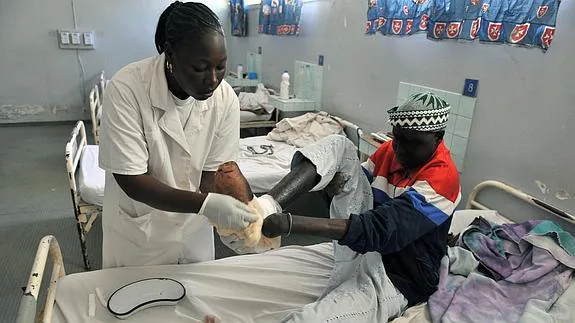Una enfermera atiende a un leproso en el Instituto de Investigación de la Lepra de Dakar (Senegal).