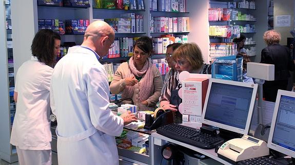 Farmacéuticos, despachando.