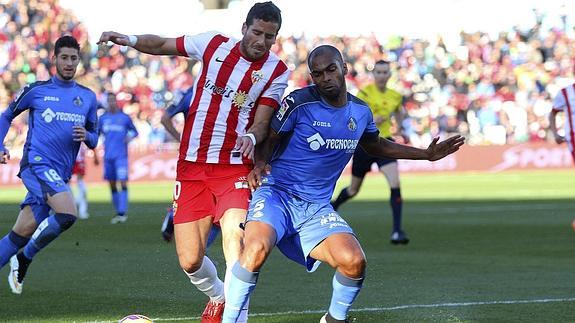 Hemed (i) y Naldo luchan por el balón. 