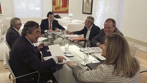 Los dirigentes de la patronal y los sindicatos, junto a Rajoy y Báñez. 