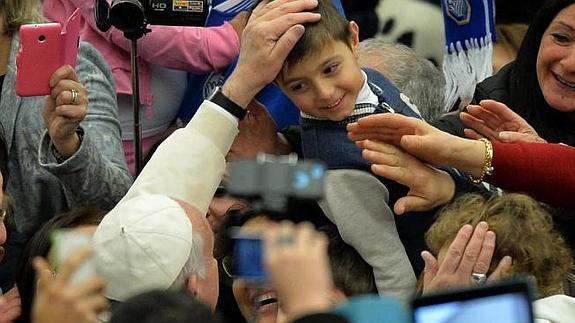 Francisco saluda a un niño durante una recepción.