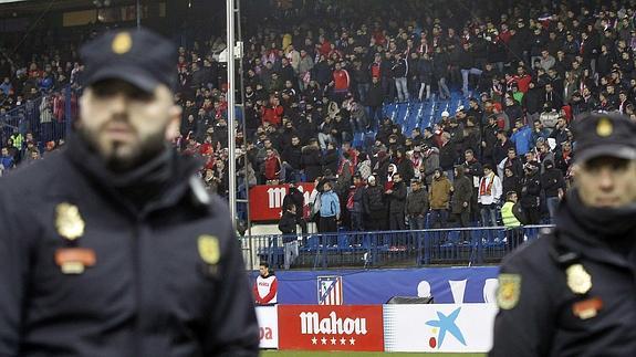 Hinchas del Frente Atlético, en el Vicente Calderón. 