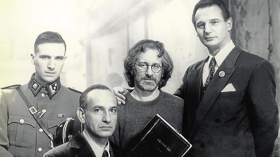 El equipo de la película. A la izquierda, Ralph Fiennes, como Amon Goeth.