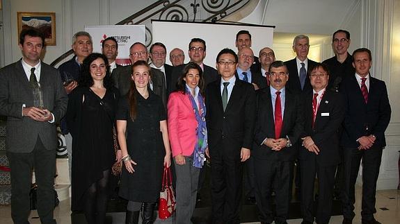 Los galardonados, junto al embajador de Japón en España y miembros de Mitsubishi España. 