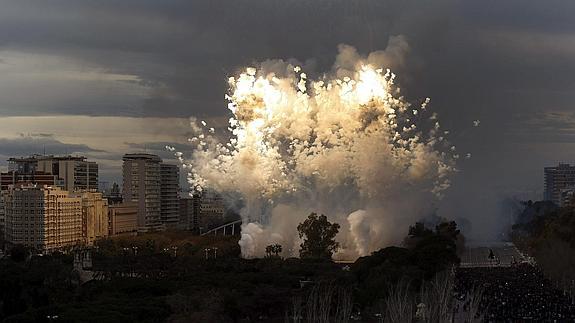 Más de 3.500 kilos de material pirotécnico se han utilizado en la mascletà aérea. 