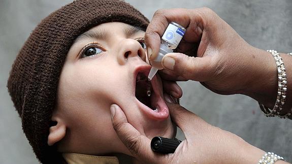 Un niño es vacunado de la polio en Pakistán. 