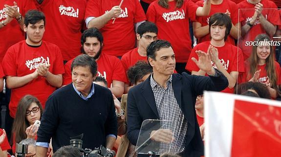 Pedro Sánchez y el presidente del Principado, Javier Fernández, en Langreo.