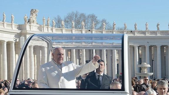 El Papa saluda a los fieles y turistas en la Plaza de San Pedro.