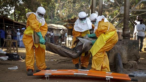 Un equipo médico atiende a un infectado por ébola en Forecariah (Guinea).