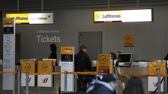 Mostradores de Lufthansa y Germanwings en Duesseldorf.