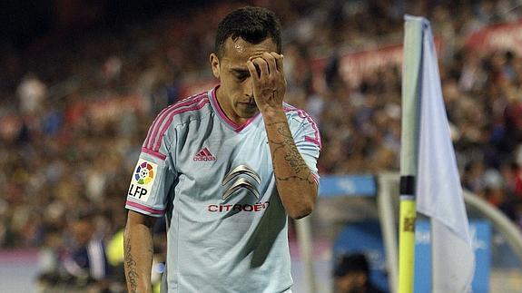 Fabián Orellana, sale del campo tras recibir tarjeta roja. 