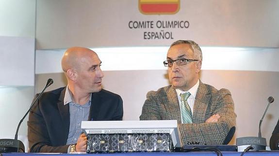 Luis Rubiales (i), junto al presidente del Comité Olímpico Español, Alejandro Blanco. 