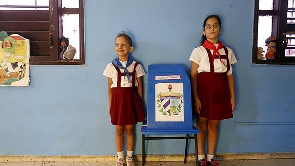 Dos niñas custodian una urna electoral en La Habana.