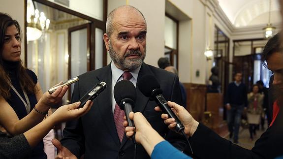 El expresidente andaluz Manuel Chaves atiende a los medios en los pasillos del Congreso.