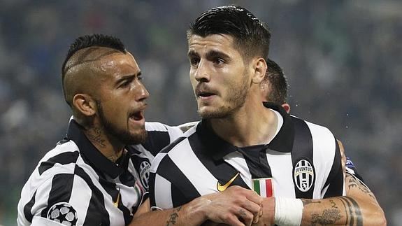 Vidal (i) abraza a Morata tras su gol. 